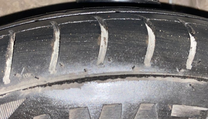 2017 Maruti Alto 800 LXI, CNG, Manual, 93,121 km, Left Front Tyre Tread