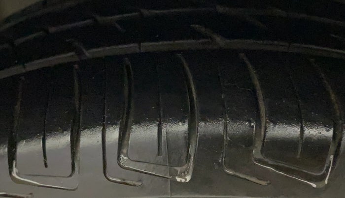 2016 Ford Figo Aspire TREND 1.2 PETROL, Petrol, Manual, 86,726 km, Right Front Tyre Tread