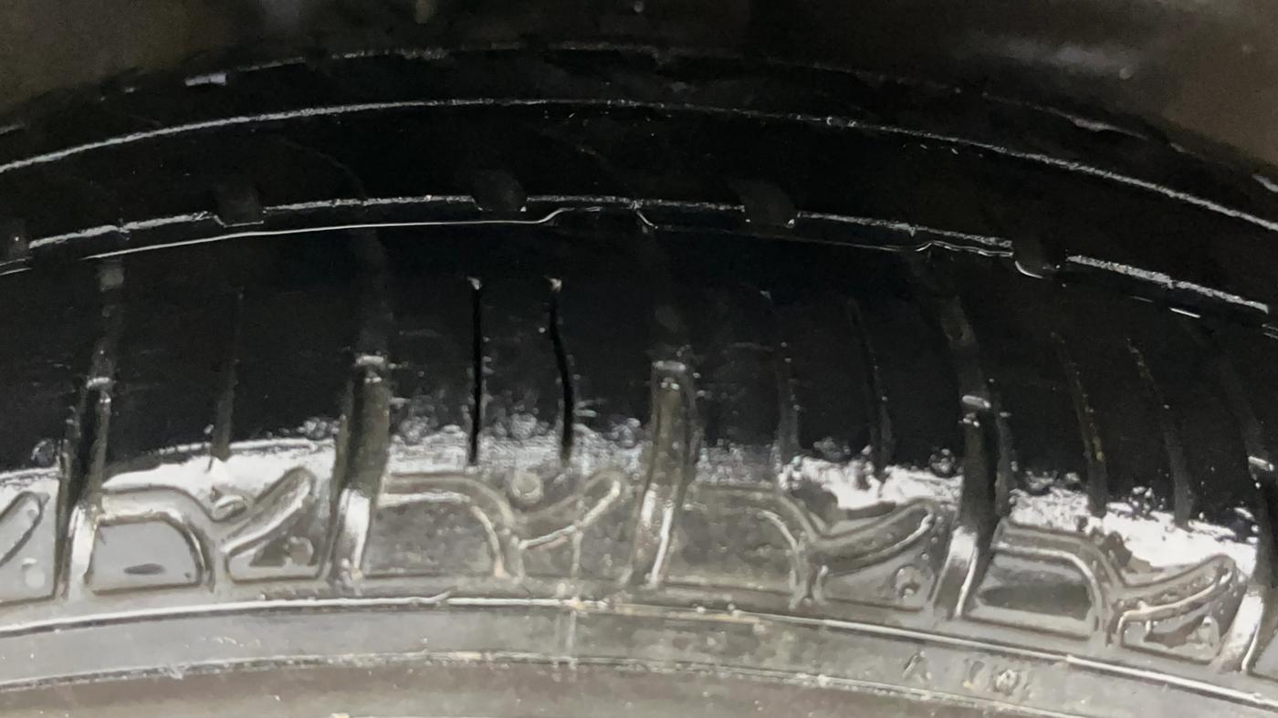 2015 Maruti Wagon R 1.0 VXI, Petrol, Manual, 54,011 km, Right Front Tyre Tread