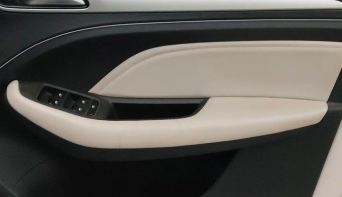 2022 MG ASTOR SUPER 1.5 MT, Petrol, Manual, 36,542 km, Driver Side Door Panels Control