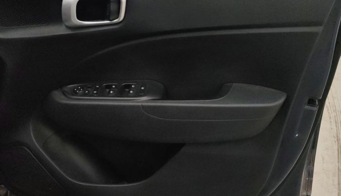 2021 Hyundai VENUE S+ 1.2, Petrol, Manual, 55,249 km, Driver Side Door Panels Control