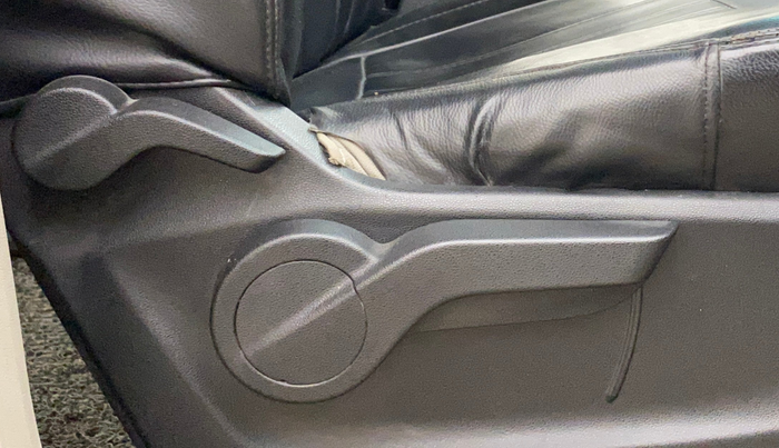 2018 Mahindra MARAZZO M4 7 STR, Diesel, Manual, 1,09,601 km, Driver Side Adjustment Panel