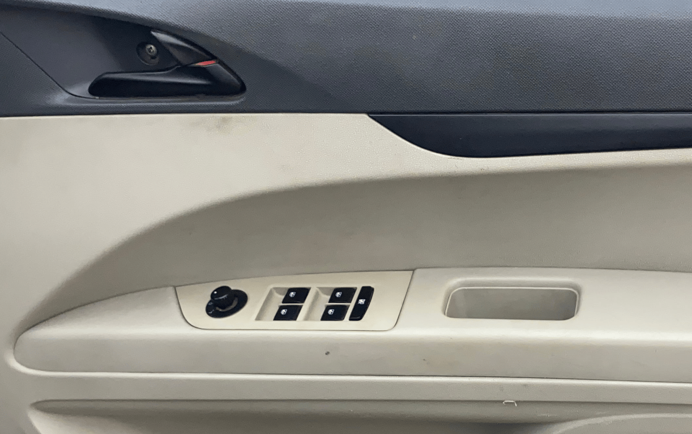 2018 Mahindra MARAZZO M4 7 STR, Diesel, Manual, 1,09,601 km, Driver Side Door Panels Control