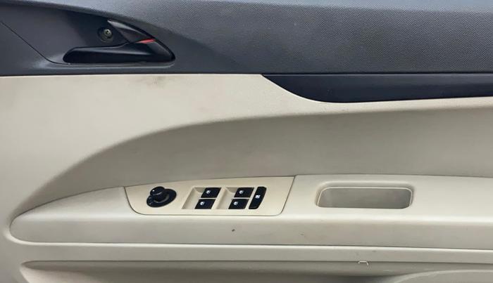 2018 Mahindra MARAZZO M4 7 STR, Diesel, Manual, 1,09,601 km, Driver Side Door Panels Control