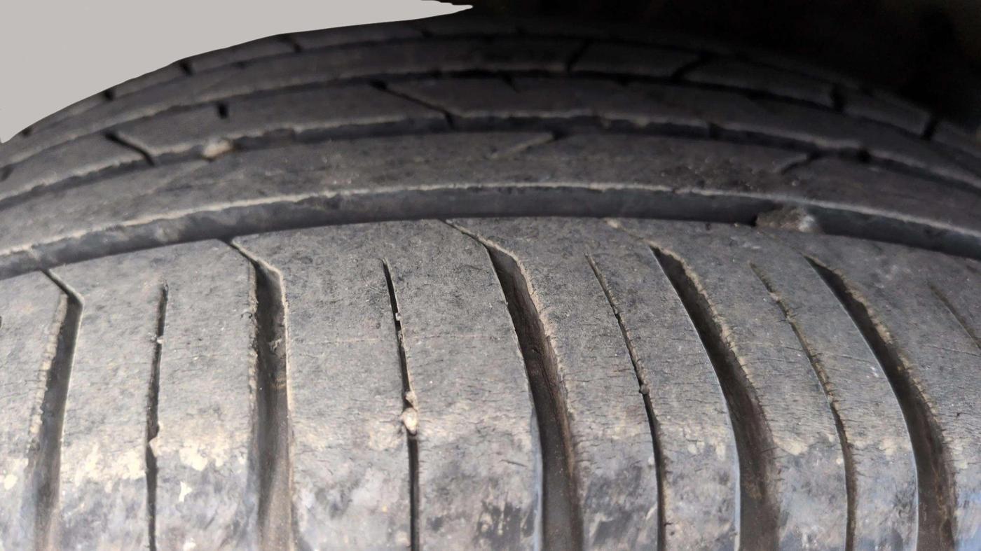 2023 Volkswagen VIRTUS HIGHLINE TSI 1.0 AT, Petrol, Automatic, 14,298 km, Right Front Tyre Tread