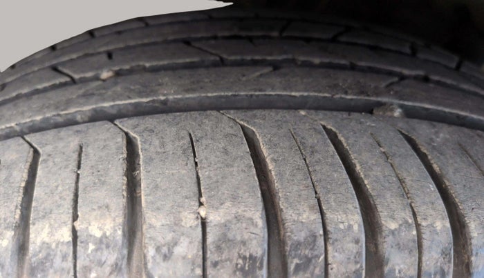 2023 Volkswagen VIRTUS HIGHLINE TSI 1.0 AT, Petrol, Automatic, 14,298 km, Right Front Tyre Tread