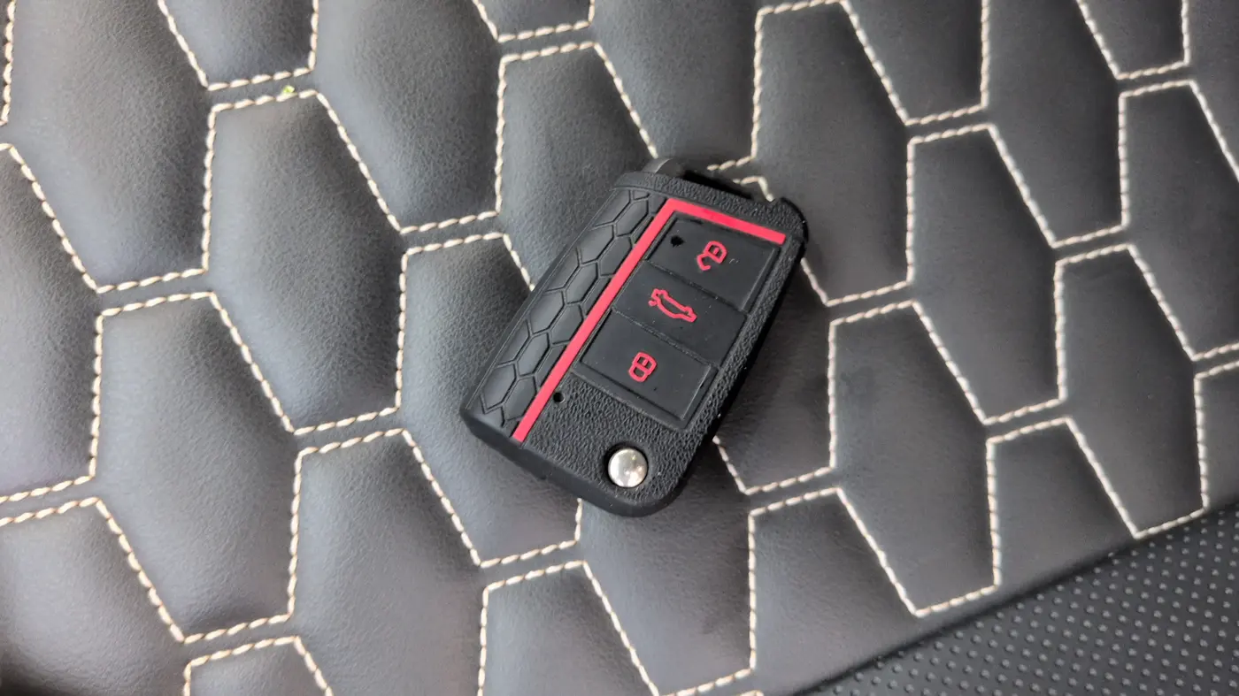 2023 Volkswagen VIRTUS HIGHLINE TSI 1.0 AT, Petrol, Automatic, 14,298 km, Key Close Up