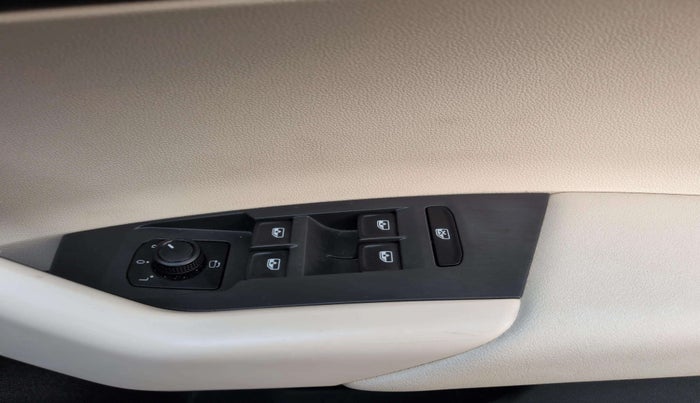 2023 Volkswagen VIRTUS HIGHLINE TSI 1.0 AT, Petrol, Automatic, 14,298 km, Driver Side Door Panels Control