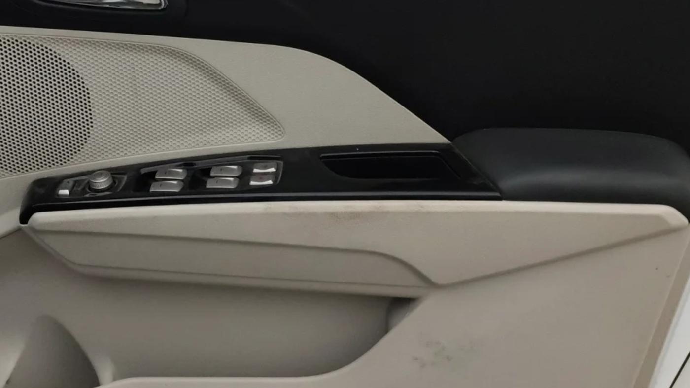 2024 Mahindra XUV300 W8 1.2 PETROL, Petrol, Manual, 29,360 km, Driver Side Door Panels Control
