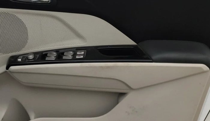 2024 Mahindra XUV300 W8 1.2 PETROL, Petrol, Manual, 29,360 km, Driver Side Door Panels Control