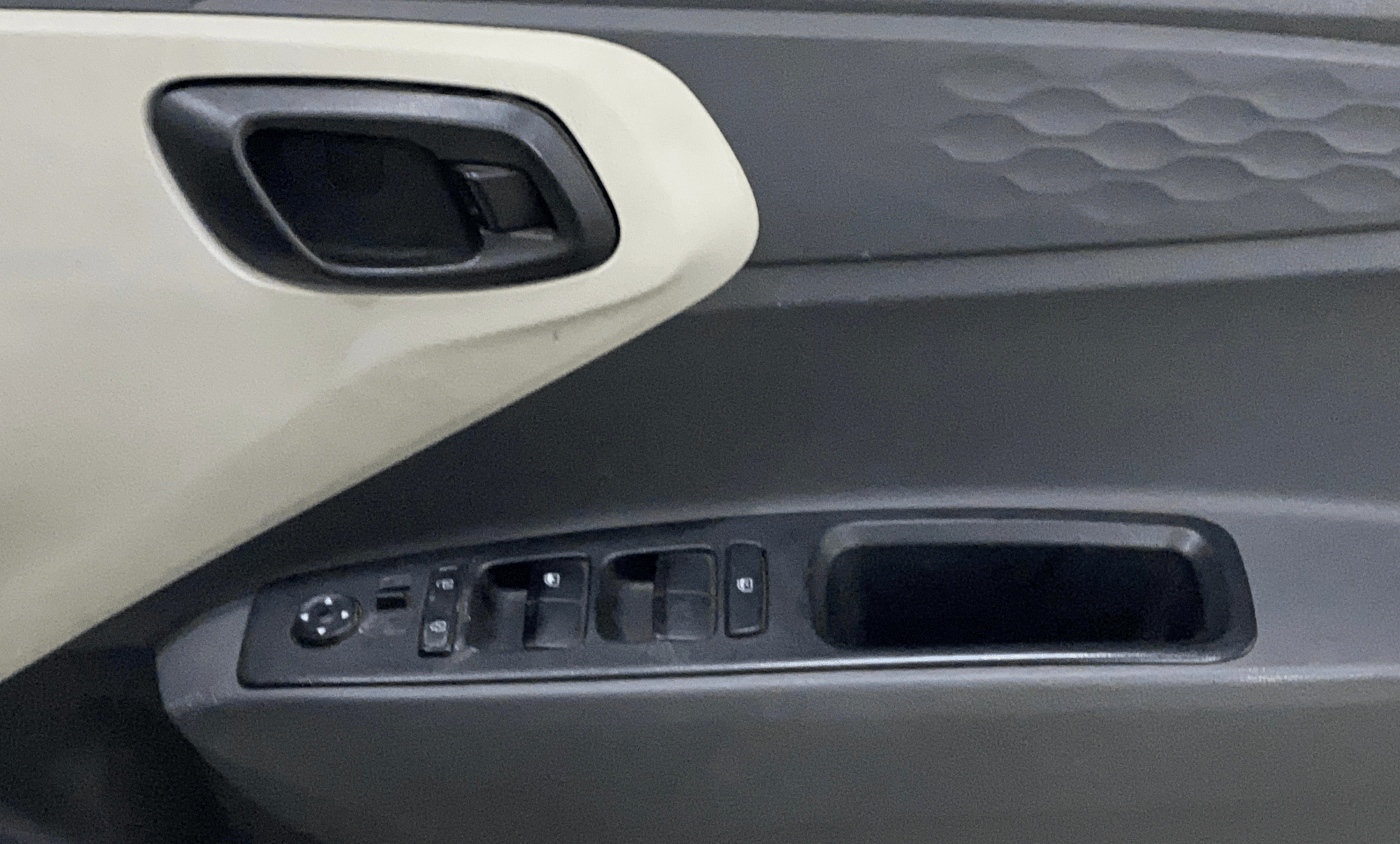 2022 Hyundai AURA S 1.2 CNG, CNG, Manual, 62,265 km, Driver Side Door Panels Control