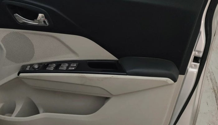 2019 Mahindra XUV300 W8 (O) 1.2 PETROL, Petrol, Manual, 62,636 km, Driver Side Door Panels Control