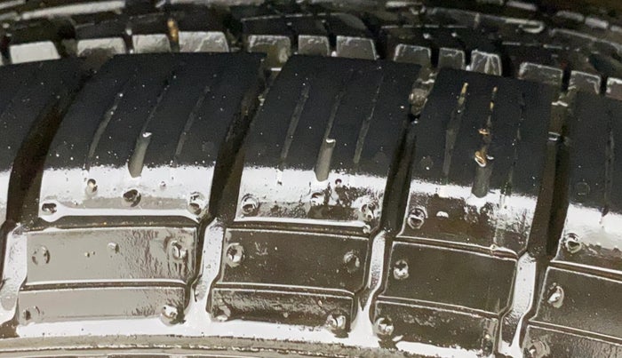 2017 Renault Duster RXL PETROL, Petrol, Manual, 30,983 km, Left Rear Tyre Tread