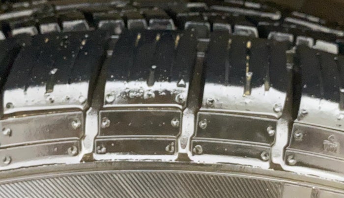 2017 Renault Duster RXL PETROL, Petrol, Manual, 30,983 km, Right Front Tyre Tread