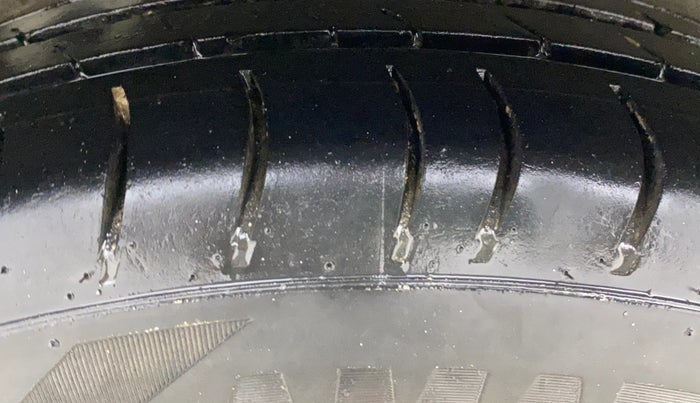 2012 Hyundai i10 MAGNA 1.2, CNG, Manual, 93,204 km, Right Rear Tyre Tread