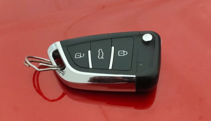 2018 Mahindra TUV300 T10, Diesel, Manual, 93,366 km, Key Close Up