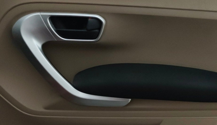 2018 Mahindra TUV300 T10, Diesel, Manual, 93,366 km, Driver Side Door Panels Control