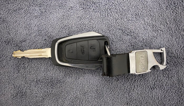 2018 Mahindra KUV 100 NXT K8 P 6 STR, Petrol, Manual, 33,091 km, Key Close Up