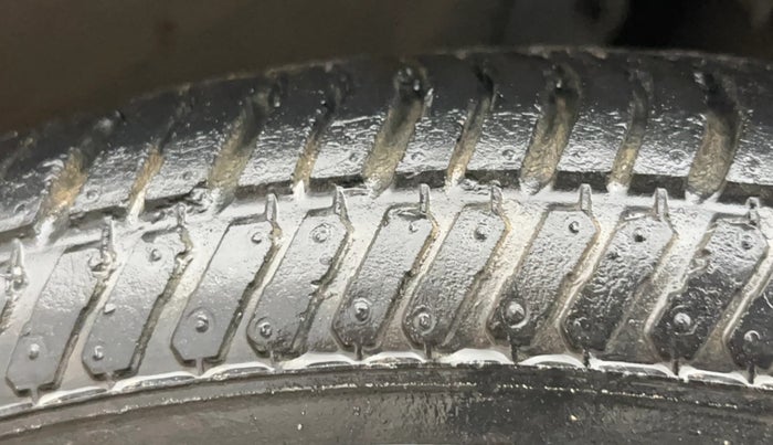 2017 Maruti Baleno DELTA PETROL 1.2, Petrol, Manual, 38,588 km, Left Front Tyre Tread