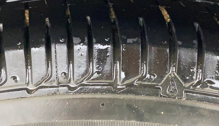 2015 Hyundai i10 MAGNA 1.1, CNG, Manual, 1,23,243 km, Right Rear Tyre Tread