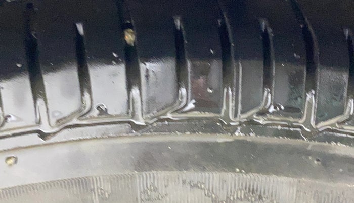 2015 Hyundai i10 MAGNA 1.1, CNG, Manual, 1,23,243 km, Left Rear Tyre Tread