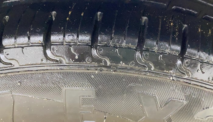 2015 Hyundai i10 MAGNA 1.1, CNG, Manual, 1,23,243 km, Right Front Tyre Tread