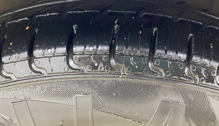 2015 Hyundai i10 MAGNA 1.1, CNG, Manual, 1,23,243 km, Left Front Tyre Tread