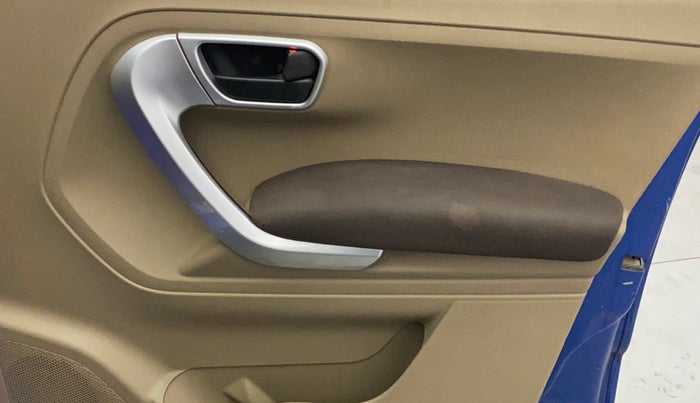 2016 Mahindra TUV300 T8 AMT, Diesel, Automatic, 1,03,494 km, Driver Side Door Panels Control