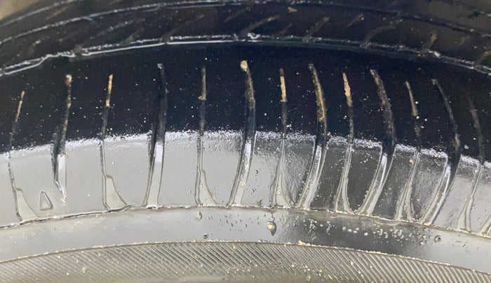 2015 Hyundai Xcent BASE 1.2, CNG, Manual, 1,28,390 km, Left Front Tyre Tread