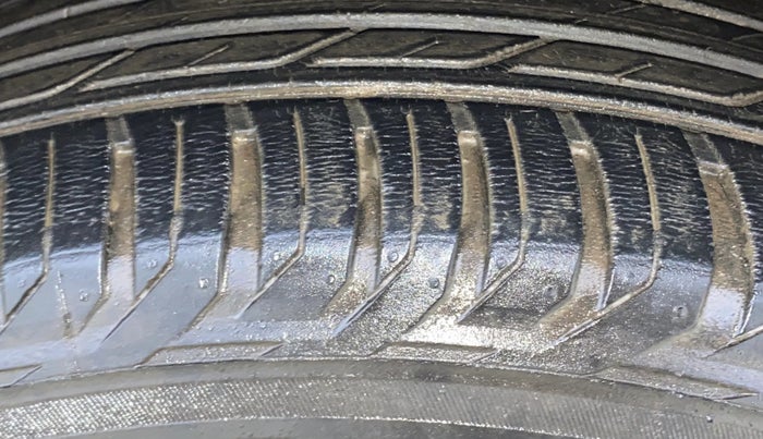 2014 Renault Duster RXL PETROL, Petrol, Manual, 67,027 km, Right Front Tyre Tread