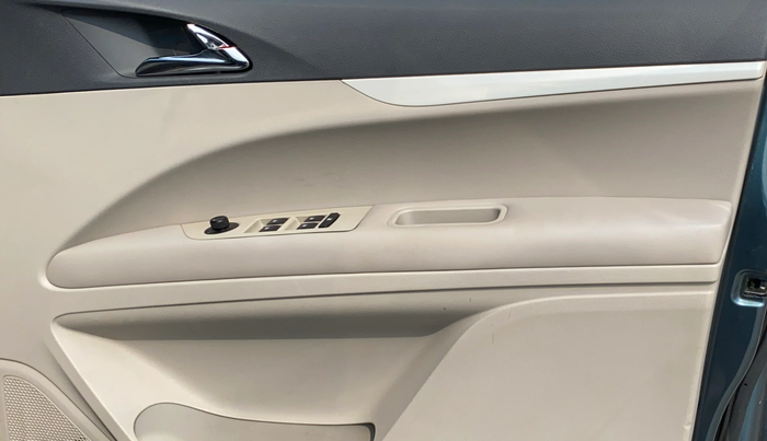 2020 Mahindra MARAZZO M 6 + 8 STR, Diesel, Manual, 73,903 km, Driver Side Door Panels Control