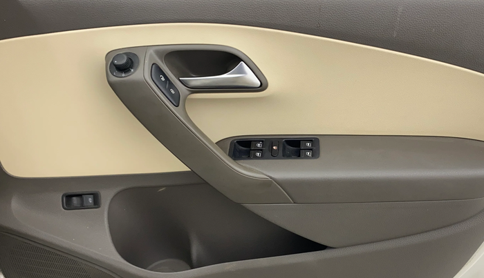 2015 Volkswagen Vento HIGHLINE 1.6 MPI, Petrol, Manual, 57,355 km, Driver Side Door Panels Control