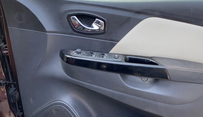 2018 Renault Captur RXT PETROL, Petrol, Manual, 1,45,141 km, Driver Side Door Panels Control