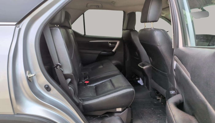 2024 Toyota Fortuner 4X2 MT 2.8 DIESEL, Diesel, Manual, 16,861 km, Right Side Rear Door Cabin