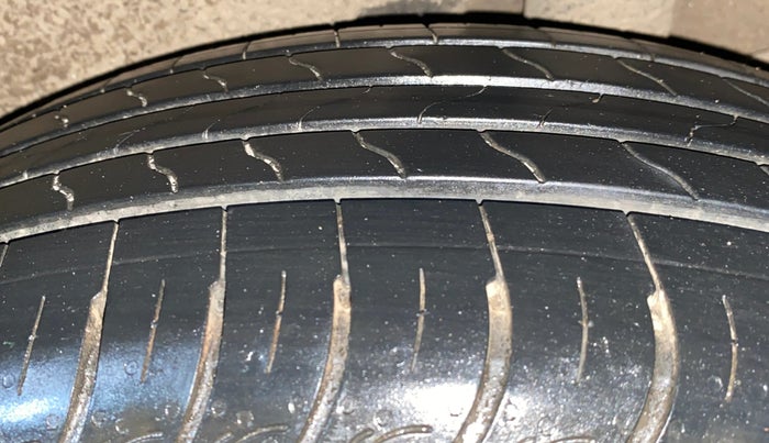 2023 KIA CARENS PRESTIGE PLUS 1.5 PETROL IMT 7 STR, Petrol, Manual, 5,561 km, Left Rear Tyre Tread