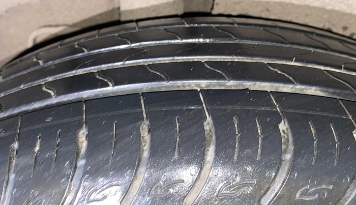 2023 KIA CARENS PRESTIGE PLUS 1.5 PETROL IMT 7 STR, Petrol, Manual, 5,561 km, Right Rear Tyre Tread