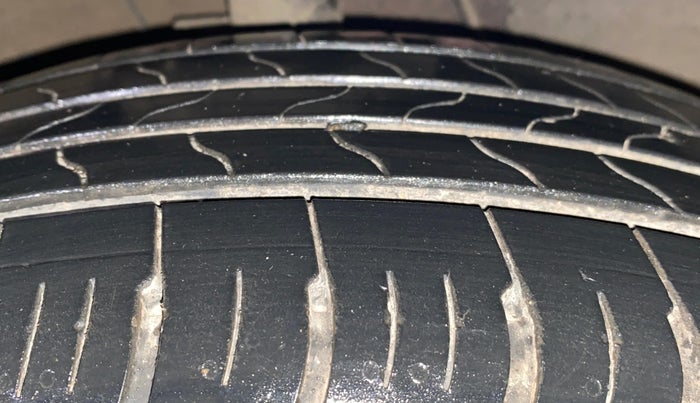 2023 KIA CARENS PRESTIGE PLUS 1.5 PETROL IMT 7 STR, Petrol, Manual, 5,561 km, Right Front Tyre Tread