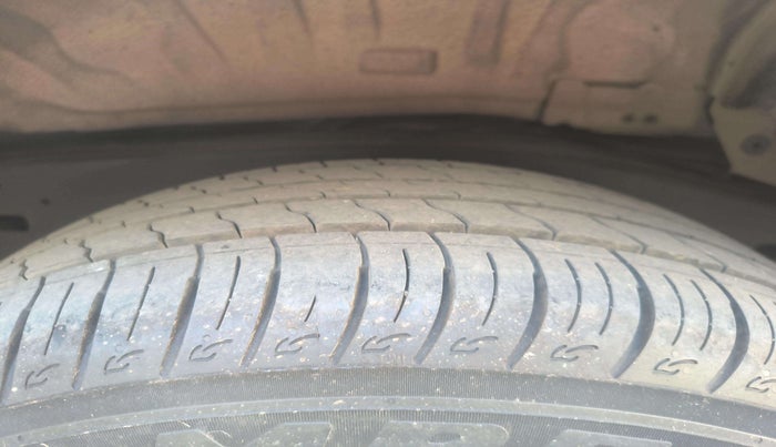 2017 Toyota Innova Crysta 2.8 ZX AT 7 STR, Diesel, Automatic, 68,460 km, Left Front Tyre Tread