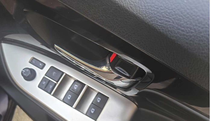 2017 Toyota Innova Crysta 2.8 ZX AT 7 STR, Diesel, Automatic, 68,460 km, Driver Side Door Panels Control