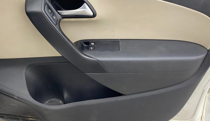 2012 Volkswagen Polo TRENDLINE 1.2L DIESEL, Diesel, Manual, 86,141 km, Driver Side Door Panels Control