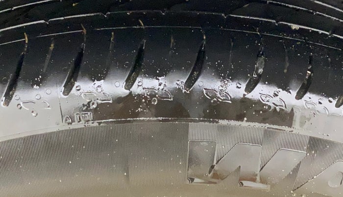 2021 Mahindra XUV300 W8 (O) 1.2 PETROL AMT, CNG, Automatic, 42,703 km, Right Rear Tyre Tread