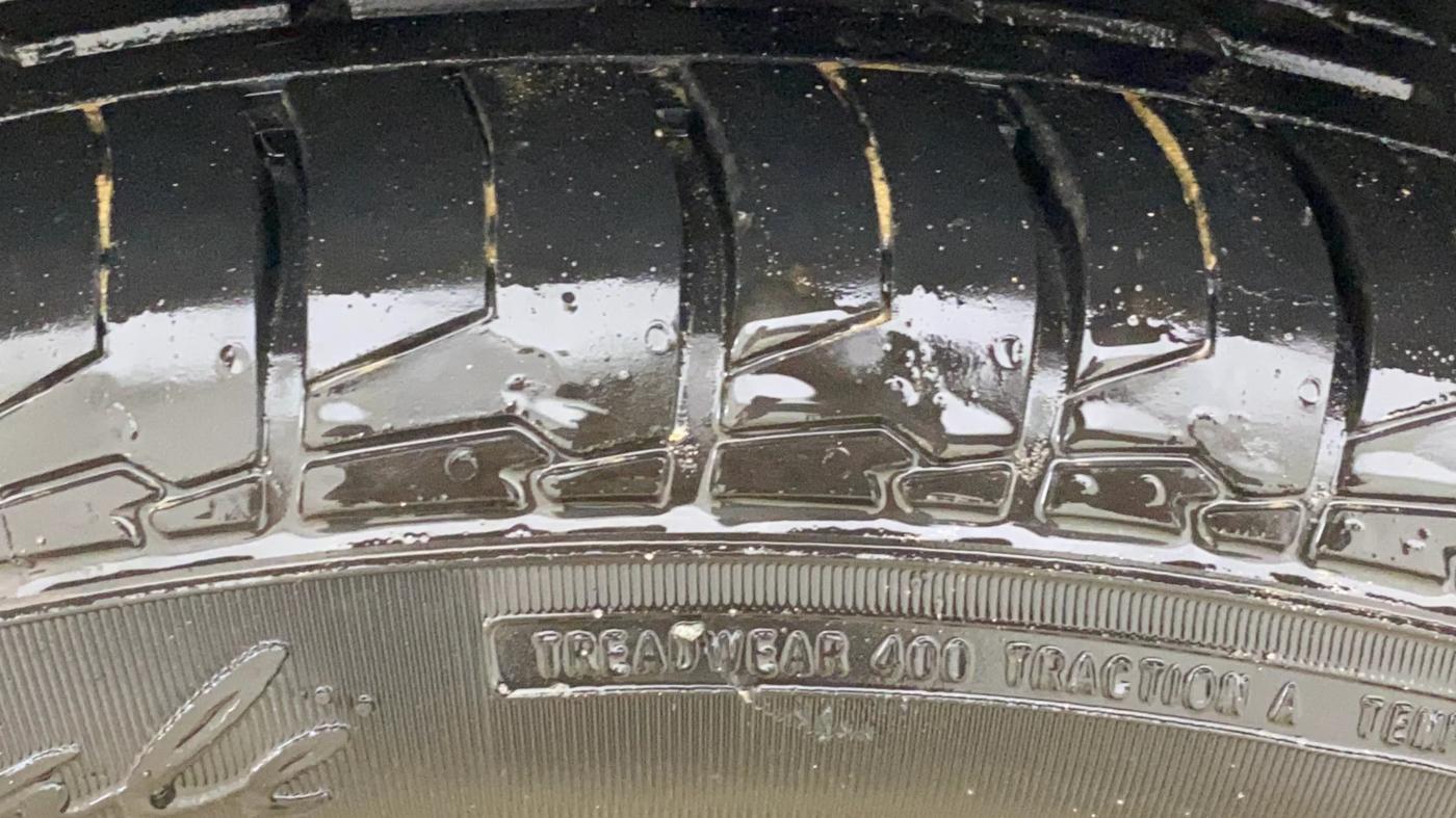 2021 Mahindra XUV300 W8 (O) 1.2 PETROL AMT, CNG, Automatic, 42,652 km, Left Front Tyre Tread