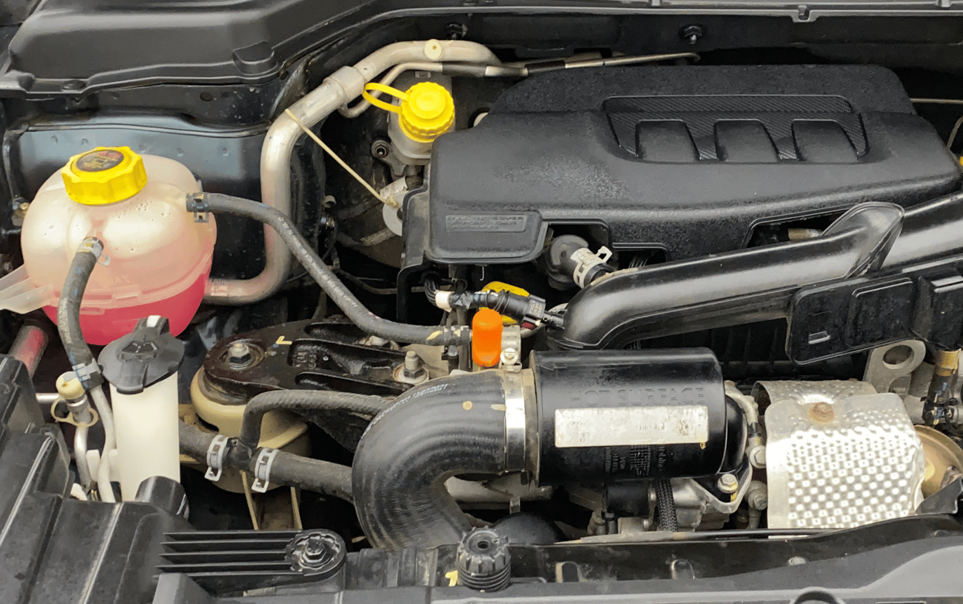 2021 Mahindra XUV300 W8 (O) 1.2 PETROL AMT, CNG, Automatic, 42,652 km, Engine View - Right
