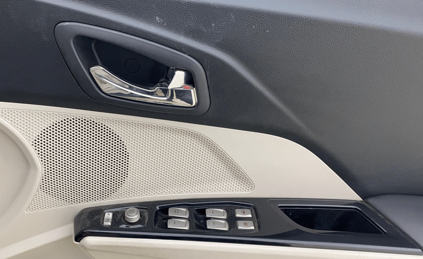 2021 Mahindra XUV300 W8 (O) 1.2 PETROL AMT, CNG, Automatic, 42,652 km, Driver Side Door Panels Control