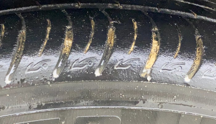 2021 Mahindra XUV300 W8 (O) 1.2 PETROL AMT, CNG, Automatic, 42,703 km, Right Front Tyre Tread