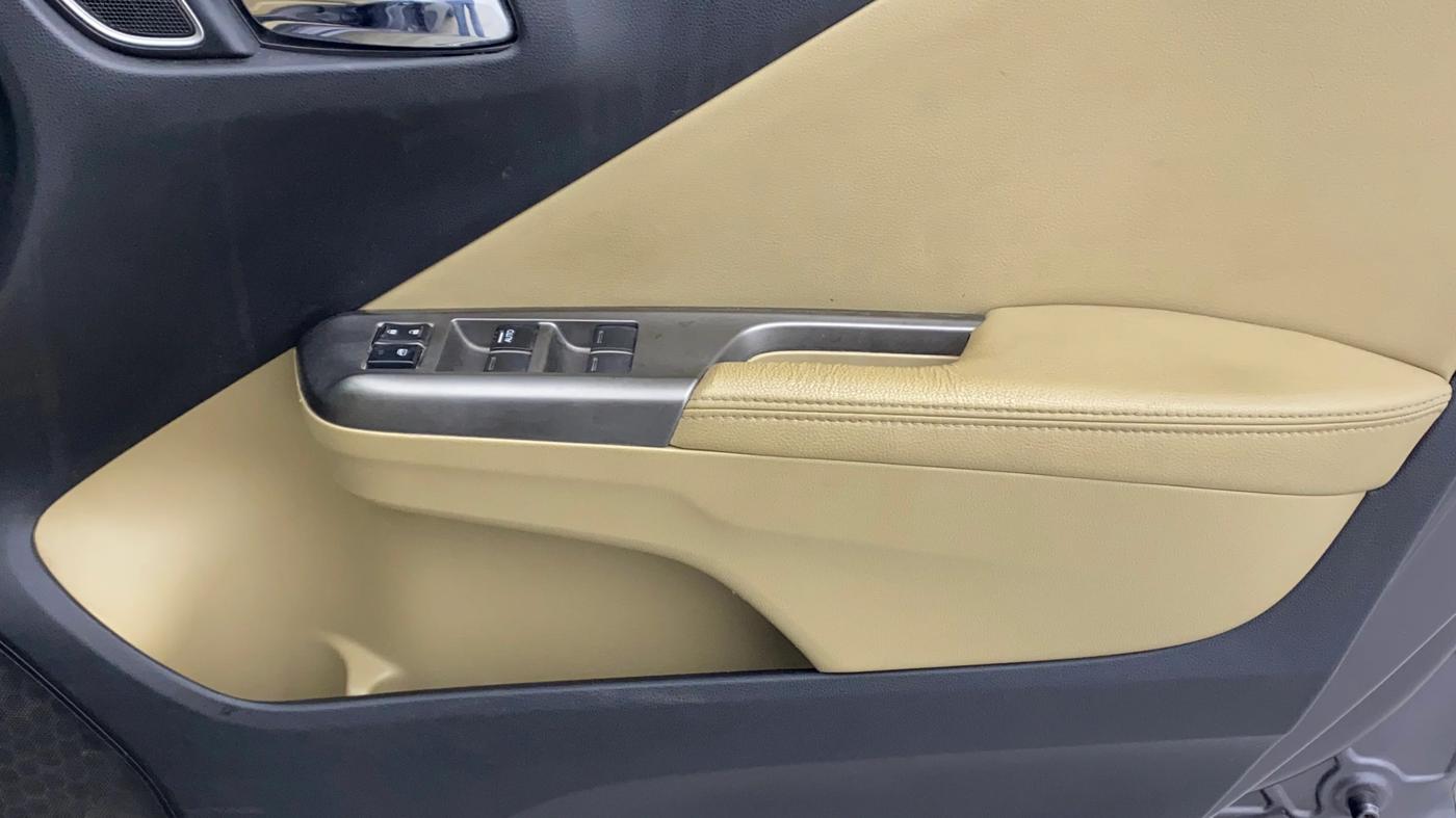 2018 Honda City 1.5L I-VTEC ZX CVT, CNG, Automatic, 1,12,070 km, Driver Side Door Panels Control