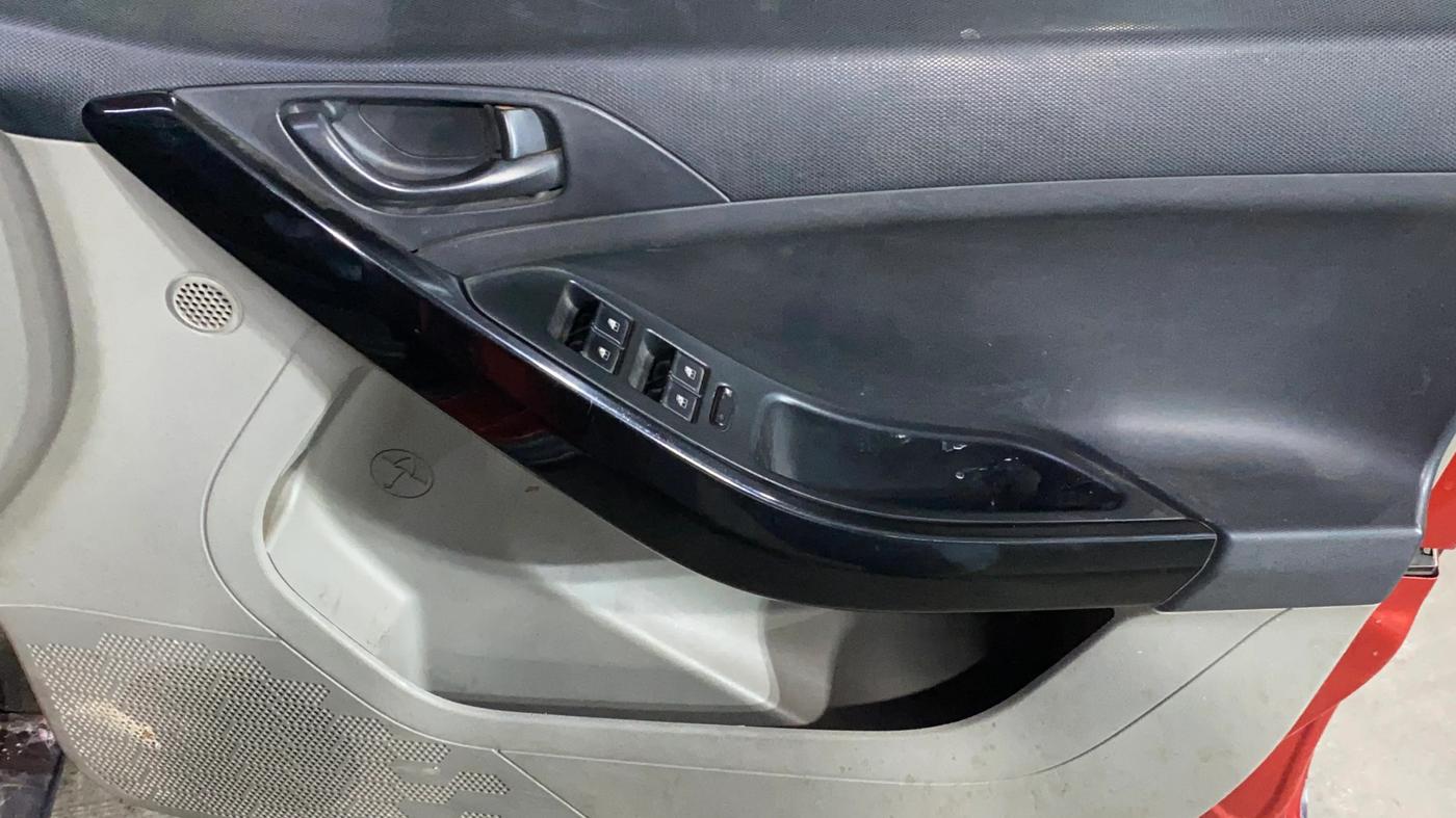 2018 Tata NEXON XM DIESEL, Diesel, Manual, 60,615 km, Driver Side Door Panels Control