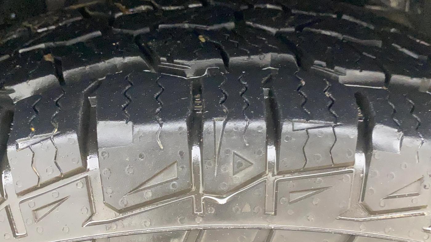 2016 Mahindra XUV500 W10 AT, Diesel, Automatic, 1,11,214 km, Right Front Tyre Tread