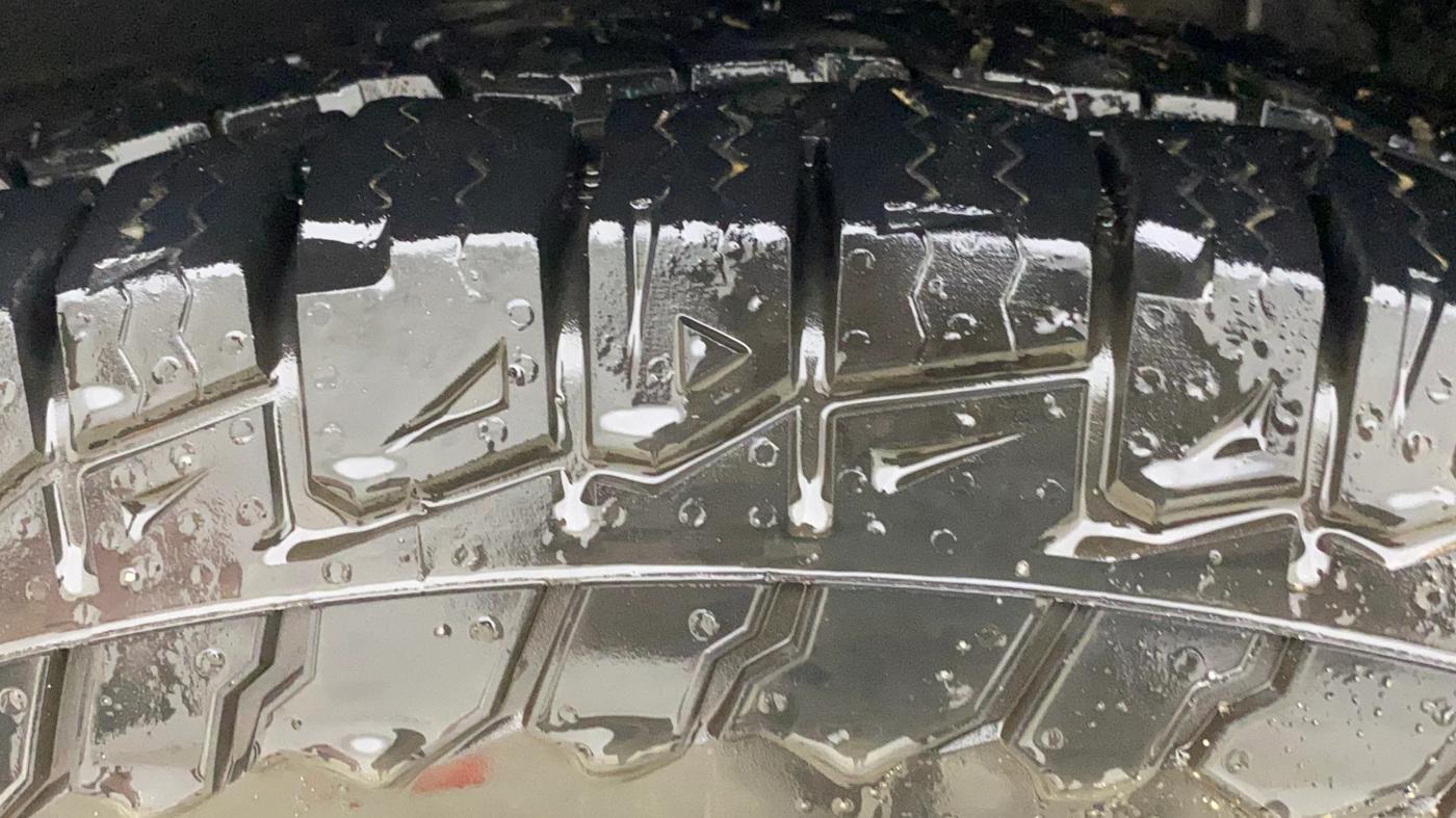 2016 Mahindra XUV500 W10 AT, Diesel, Automatic, 1,11,214 km, Left Front Tyre Tread