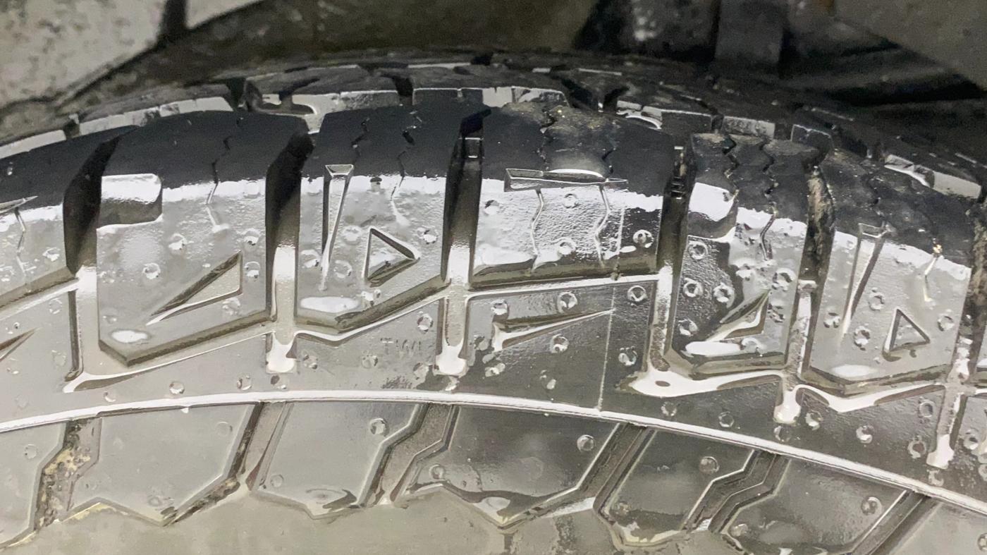 2016 Mahindra XUV500 W10 AT, Diesel, Automatic, 1,11,214 km, Left Rear Tyre Tread
